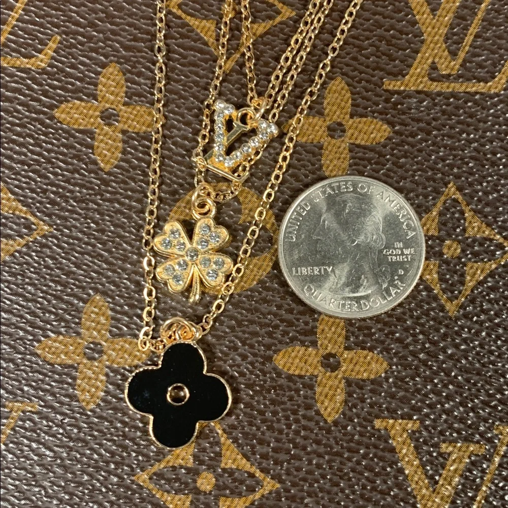 Stunning Fashion LV 3 in 1 necklace with gold tone stud earrings